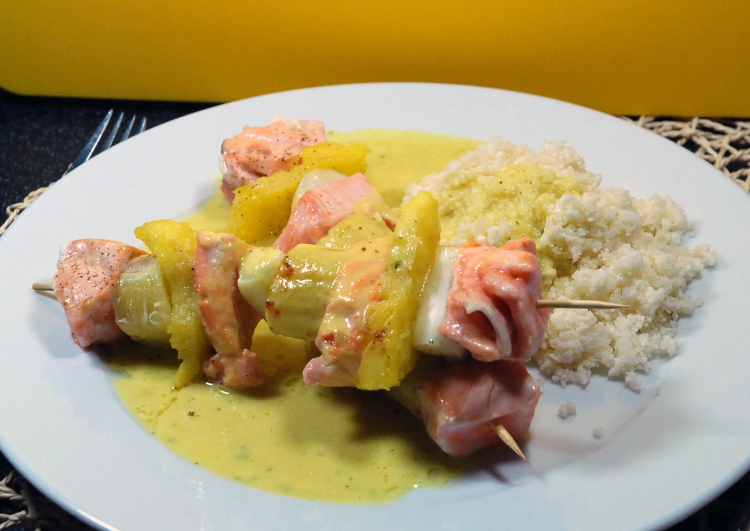 Lachs-Spieße auf Curry-Kokos-Schaum / Salmon-Skewers on curry-coconut-spume