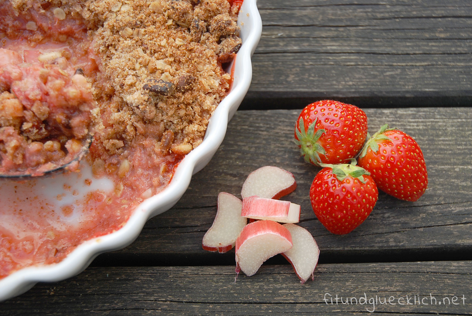 {Clean Eating} Erdbeer-Rhabarber-Crumble - Fit &amp; Glücklich