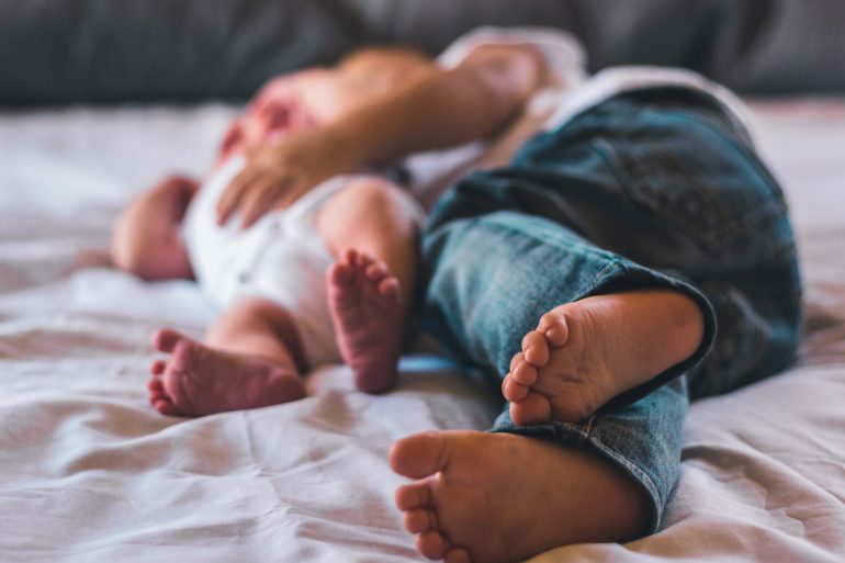 Schlafenszeit mit Baby und Kleinkind, Fotocredit: Isaac del Toro auf Unsplash