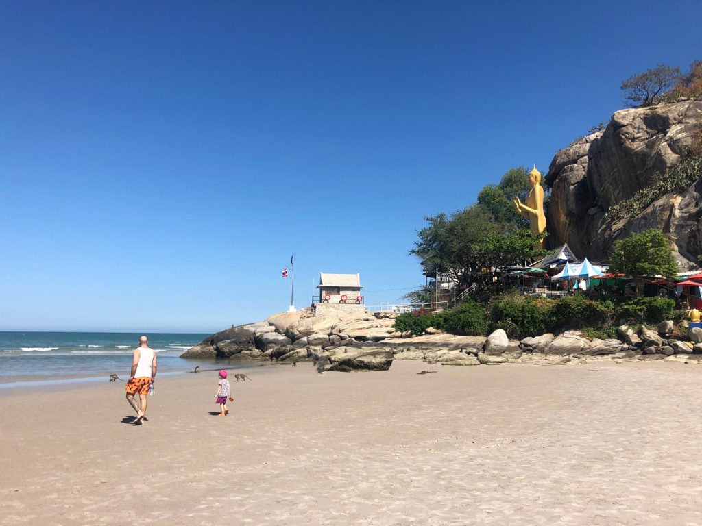 Nong Dao Beach in Hua Hin, mit Golden Buddha und vielen Affen, Thailand