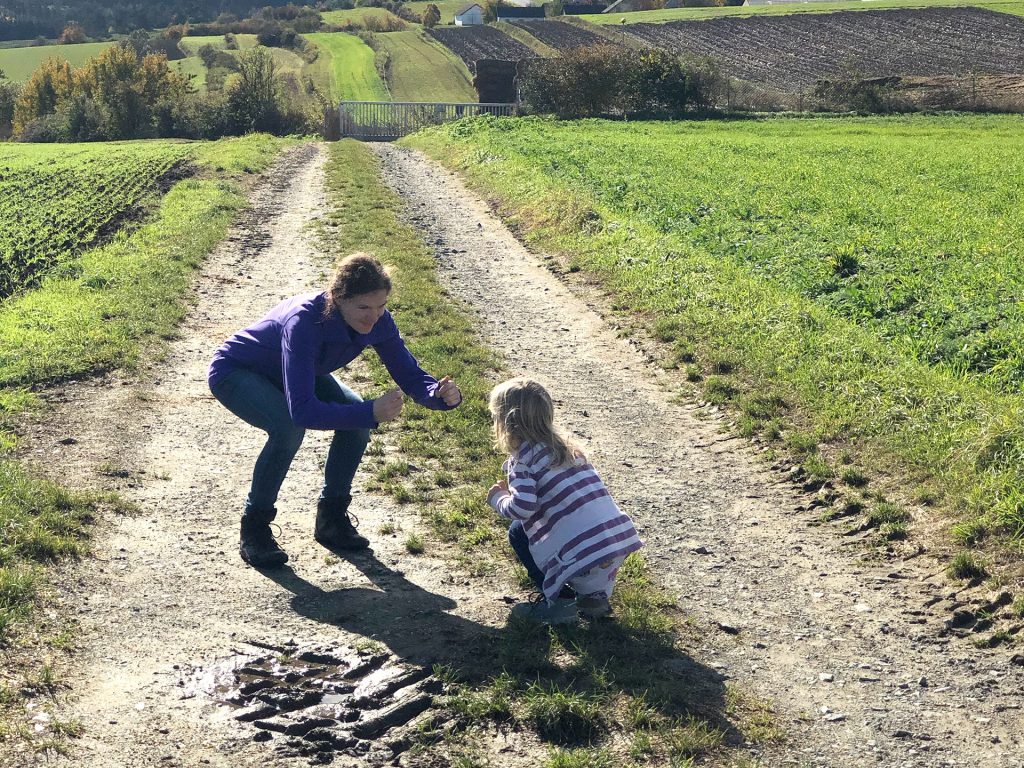 Bewegung im Alltag - Kniebeugen am Feldweg